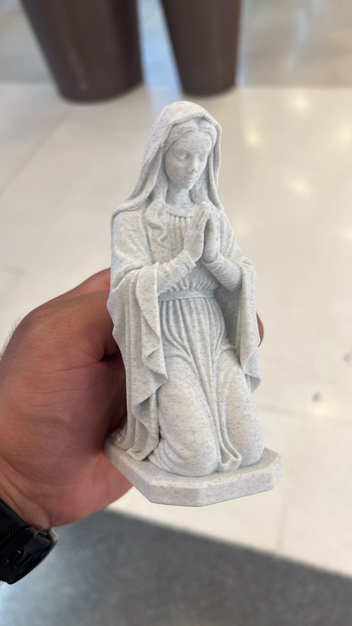 Nossa Senhora Orando
